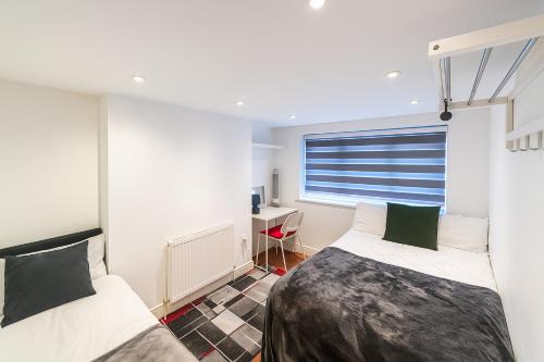 6 Bed House Sleeps 16 - Central London Parking
