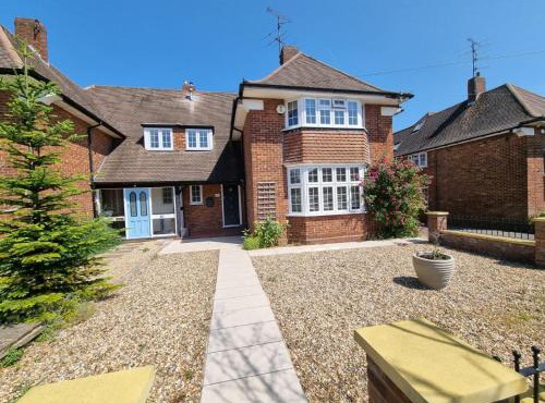 6 Bedroom Huge Holiday Home with parking