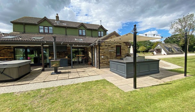 7 bedroom accommodation in Bishopsoil, near Goole
