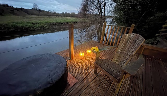 A beautifully styled duplex apartment with private riverside decking& a fire pit