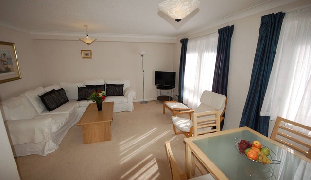 A Delightful 2 Bedroom 2 Bathroom City Apartment in Picturesque Location