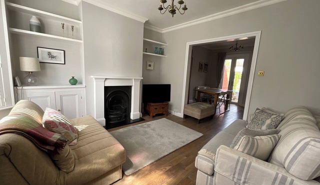 A delightful two-bedroom home on Harpsden Rd offering an ideal escape. Sleeps 4.
