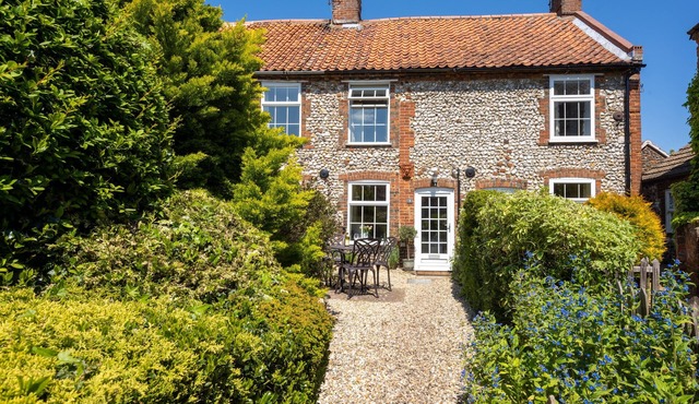 A delightful mid-terrace Victorian cottage only a short drive from the coast!