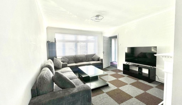 A Detached 3 Bedroom House with Driveway for 6 Near M1