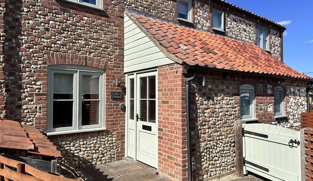 A gorgeously furnished dog friendly cottage, in a peaceful courtyard setting