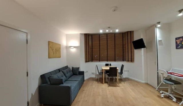 A Sweet Suite in the Heart of Golders Green