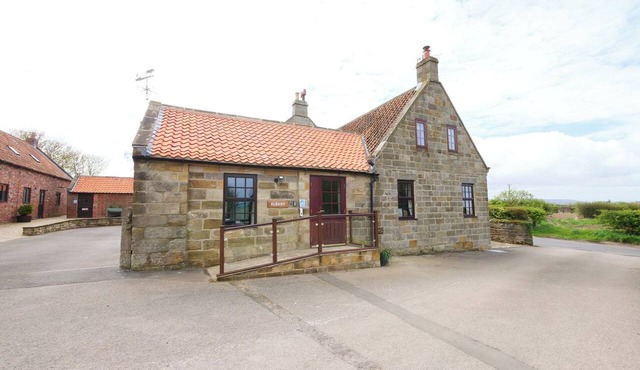 ALBANY @ SUMMERFIELD FARM, pet friendly, with open fire in Hawsker