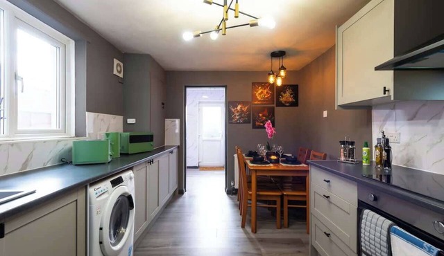 Amen Hull Comfort 4BR Home | 2 Bathrooms | Central