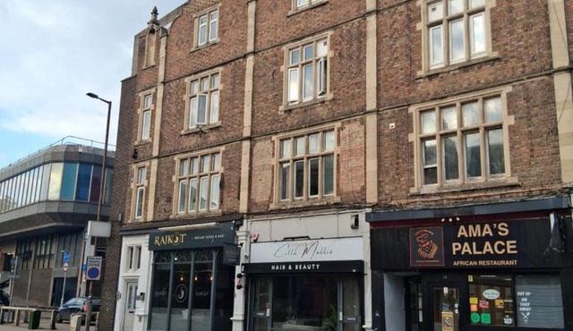 An essential studio flat located in the town centre riverside