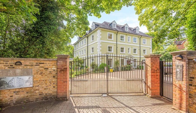 An impressive 2 bedroom, 2 bathroom within Mount House
