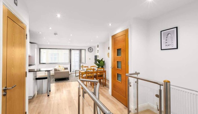 Angel 2 BR, 2 Bath Duplex with Balcony Sleeps 5