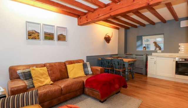 ANGELS NOOK, pet friendly, character holiday cottage in Settle