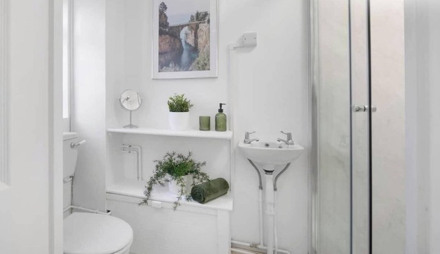 Angus Suites is a modern 4 bedroom house near Peterborough City Centre. Includes free WiFi, Smart TV, a fully equipped kitchen, private garden, and free parking. Situated in a quiet residential area with open field views.