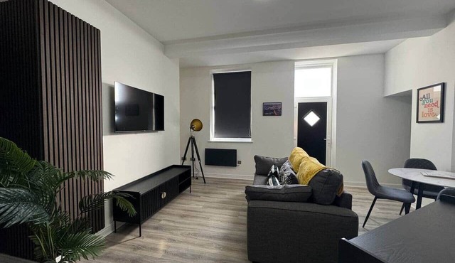 Apt 2 38 Everton Road