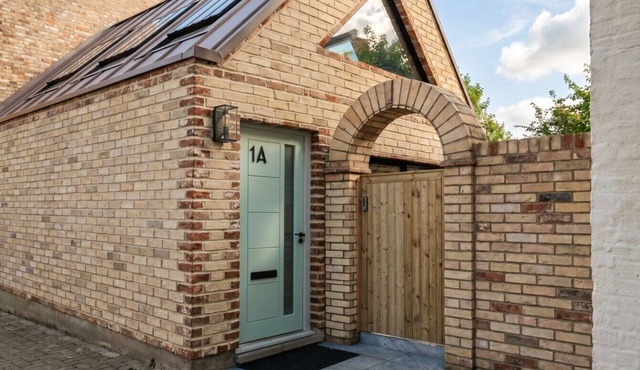 Architect-Designed Mews for 2 · Private Courtyard · Walk to Mill Road & Cambridge Station