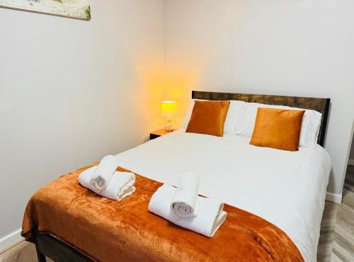 Ashton-U-Lyne Private Ensuite room near Station