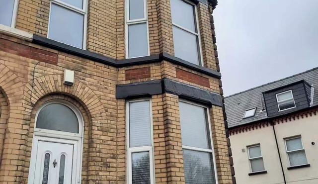Authentic designer and artistic house Family friendly Close to Anfield and city