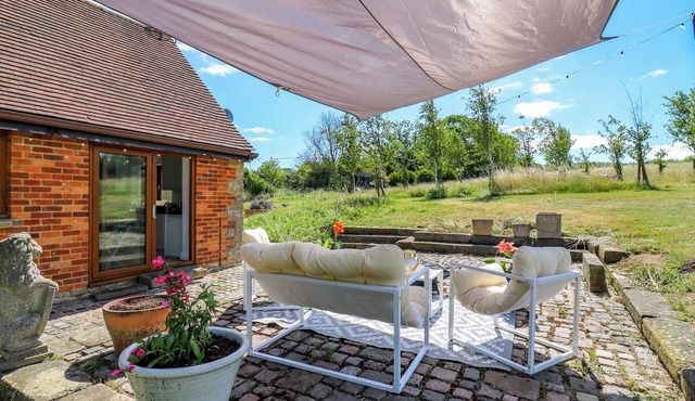 BARN OWL COTTAGE, pet friendly, with pool in Harrold