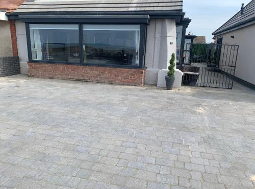 Beach House Apartment on ground floor with sea view - pet friendly