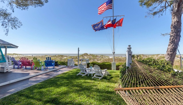 Beachfront, Chic a si Cottage, original vintage Florida charm right on the Gulf in Indian Rocks Beach