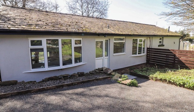 BEACON FELL COTTAGE 1, family friendly, with a garden in Longridge