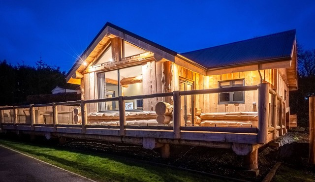 BEARS DEN, pet friendly, with hot tub in Addingham