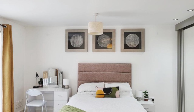 Beautiful 2 Bed House, Central spot with free parking