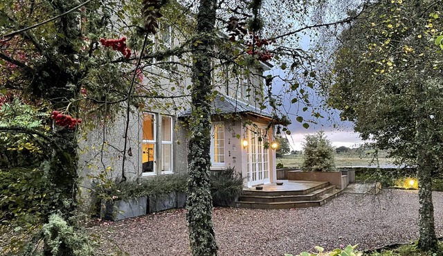Beautiful Cairns Farmhouse, Kirknewton, just outside Edinburgh. Escape to the countryside but only