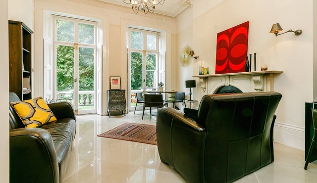 Beautiful light-filled 2 bed flat overlooking Clapham Common