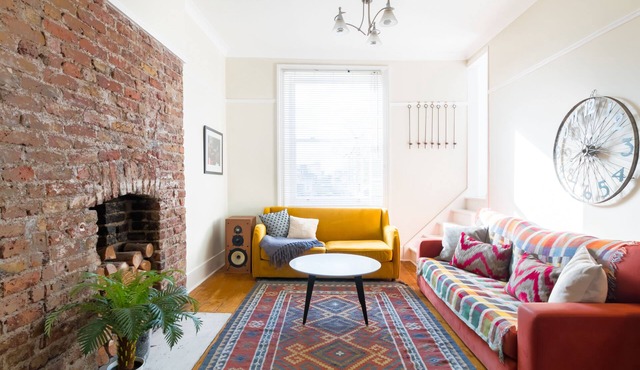 Beautiful light filled apt in fabulous location with roof terrace
