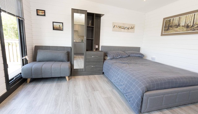 Beautiful Open Plan Lakeside Lodge in Shearsby