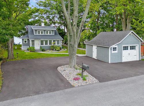 Beautiful Waterfront House in Owasco Lake in Auburn