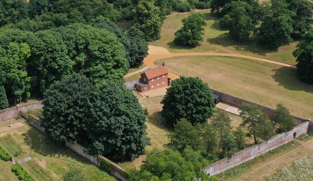 Beehives Cottage at Woodhall Park | Sleeps 4