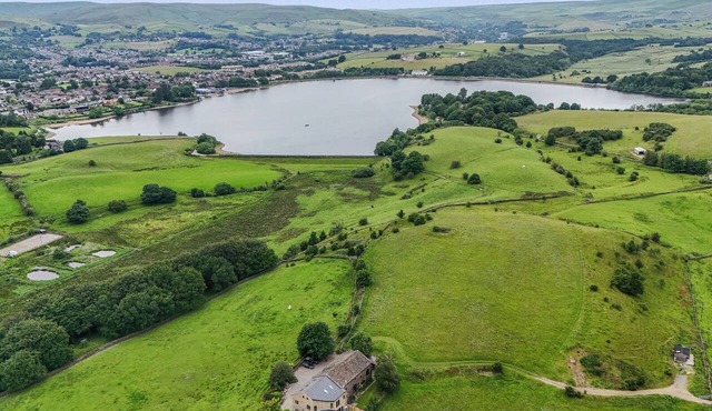 BIB KNOWL FARM, pet friendly, with hot tub in Littleborough