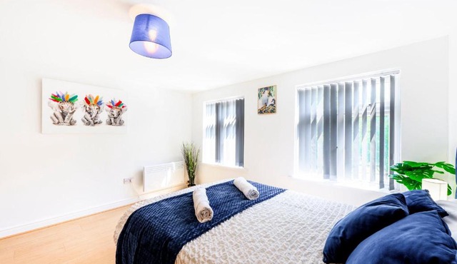Big 5-Bed Quinton House Sleeps 14 Contractors