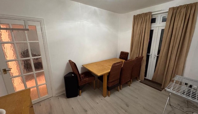 Big room, king size bed with private bathroom in a Stylish 4 bed Home with Large Garden & Drive,