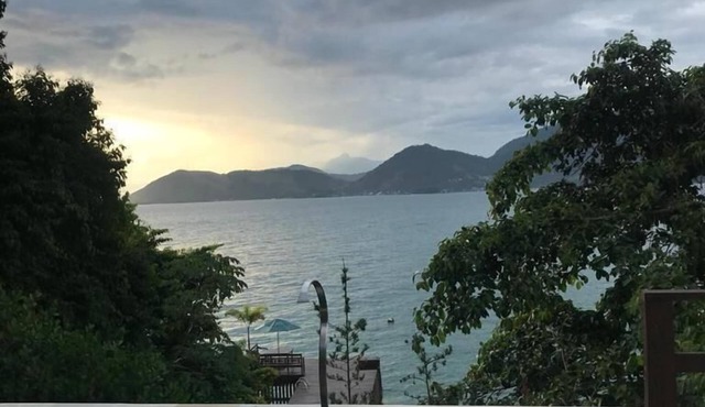 Biscaia- Beautiful house facing the sea in a gated community with a beach. in Angra dos Reis