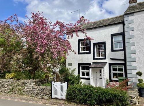 Blacksmiths Cottage a traditional cottage with garden and wood burning stove in Pooley Bridge, Ullwater
