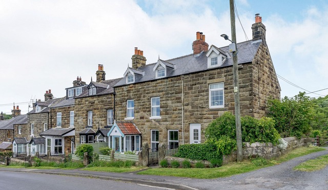 BLINKBONNY, pet friendly, character holiday cottage in Glaisdale
