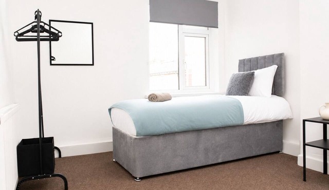 Blyth 4BR House | Sleeps 8 | WiFi | Crew Stay