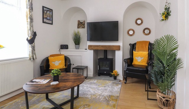 BOB'S COTTAGE, pet friendly, with a garden in Skipton
