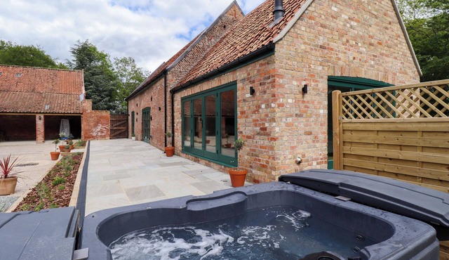 BOBBLEHAT BARN, pet friendly, with hot tub in Alford