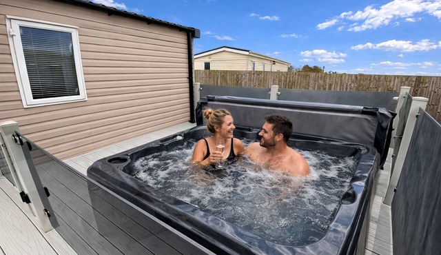 Bordeaux Lodge 4 – Private Hot Tub (Sleeps 4)