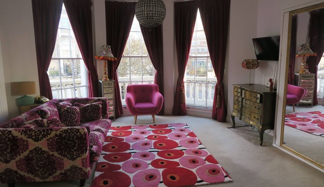 Boutique Large Studio Flat With Balcony in Central London,Pimlico, Victoria. Near the Kings Road.