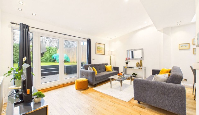Brent Cross Garden Retreat 2 Bed Parking