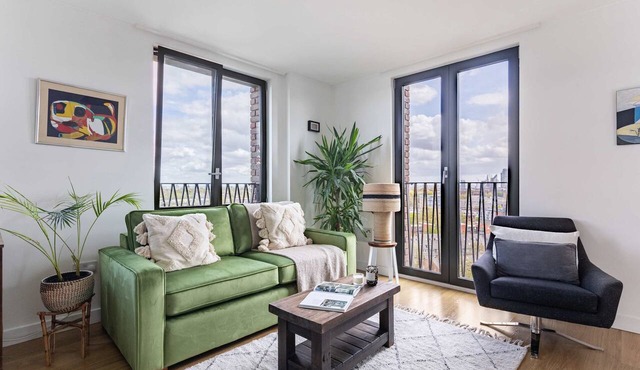Bright 1BR with City Views by King's Cross