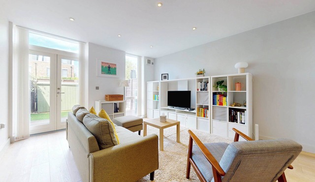 Bright 2BR Home w/Private Garden Near Wimbledon