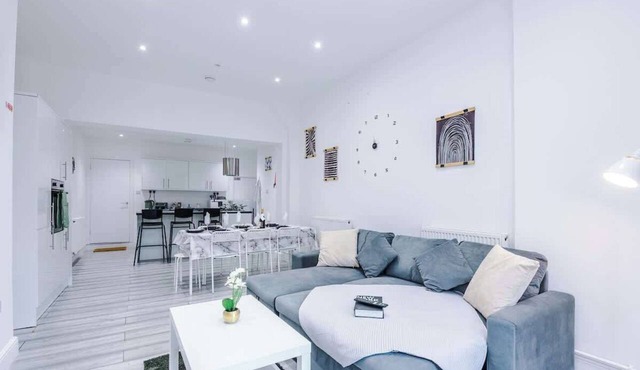 Bright & Charming Home in Hartford, Sleeps 8