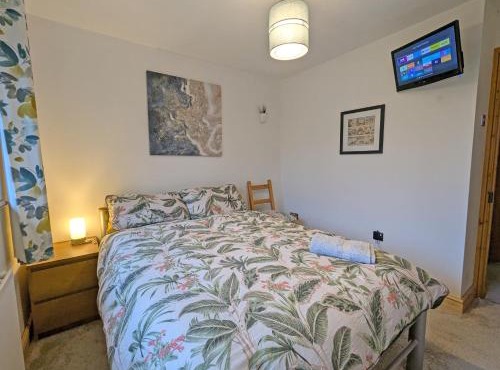 Bright Double Room l Smart TV l 5 Minute Walk from Train Station