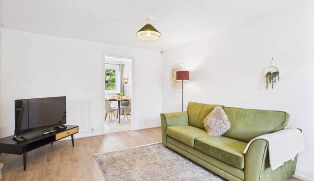 Bright & Modern Stay in Central Wolverhampton I Free Parking